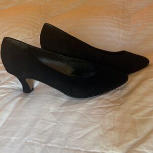 Elegant Black velveteen dressy size 7 Heels